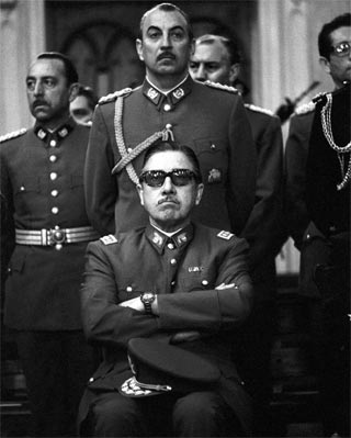 El dictador chileno Augusto Pinochet Ugarte en una foto poco después de derrocar por la fuerza al gobierno de Allende.
